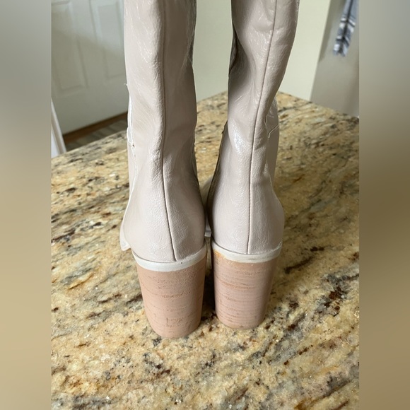 Oasis Society Tall Vegan Leather Cream Colored California boots. Size 6 - Picture 7 of 8
